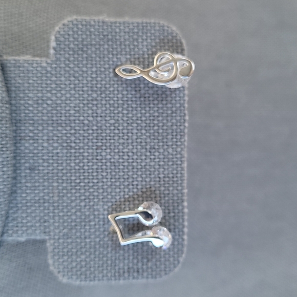 925 Silver Dainty Zircon Musical Note Treble Clef Stud - Picture 15 of 16